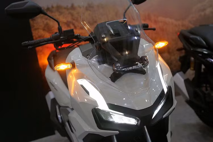 Hệ thống treo của xe gồm phuộc truóc dạng ống lồng và giảm xóc lò xo trụ đôi phía sau kèm bình dầu phụ. Bộ vành của xe gồm vành đúc trước 14 inch và vành sau 13 inch, đi kèm là phanh đĩa tiêu chuẩn đi kèm hệ thống chống bó cứng phanh ABS.