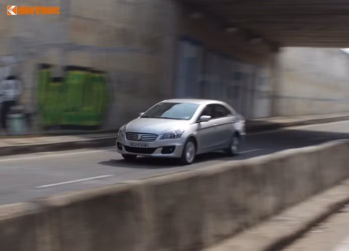 Bên cạnh đó, mạng lưới đại lý cũng như bảo hành chính hãng của Suzuki tại Việt Nam vẫn còn khá mỏng. Đặc biệt là việc ít quan tâm tới khách hàng cũng như quảng bá truyền thông một cách hợp lý cũng đã khiến cho hãng xe này liên tục đạt doanh số "siêu thấp" trong thời gian qua.