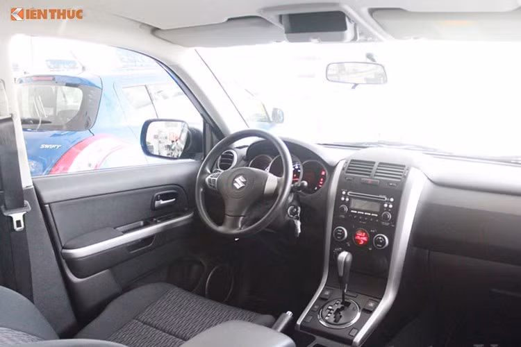 Về tổng thể, Suzuki Grand Vitara sở hữu cản trước thay đổi nhờ cách phối màu giữa màu đen và màu sắc của xe. Phía sau, Suzuki đã loại bỏ lốp dự phòng ở phía cửa hậu và đưa vị trí gắn biển số lên cao hơn. Trong khi đó, nội thất của Vitara vẫn sử dụng thiết kế cũ. Xe sở hữu động cơ 1.6L, hộp số tự động 6 cấp và có giá bán 669 triệu đồng.