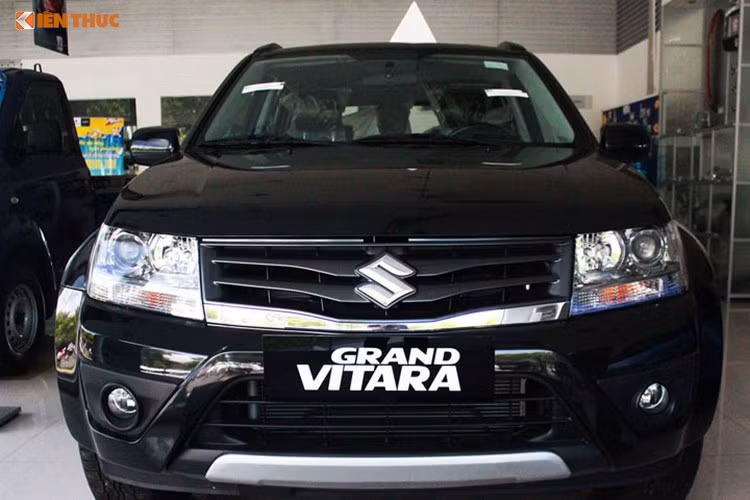 Grand Vitara được bán theo hình thức nhập khẩu nguyên chiếc từ Nhật Bản. Những năm gần đây, tình hình kinh doanh của Suzuki tại Việt Nam khá ảm đạm. Nếu như trong năm 2005, Grand Vitara bán được nhiều nhất với tổng cộng 694 chiếc thì đến nay con số đó được xem là quá xa vời với ngay cả những mẫu xe được xem là "hot" nhất của hãng.