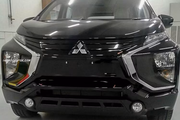 Sau những hình ảnh "nhá hàng", cuối cùng thì mẫu MPV cỡ nhỏ dành cho thị trường Đông Nam Á hoàn toàn mới của Mitsubishi cũng được vén màn. Dự kiến, tân binh MPV Mitsubishi Expander 2018 sẽ chính thức ra mắt công chúng trong triển lãm Gaikindo Indonesia 2017, diễn ra từ ngày 10-20/8/2017 tới đây.