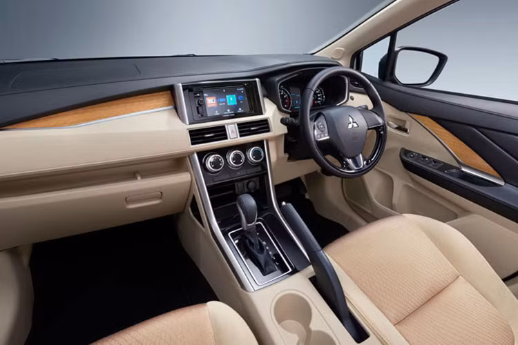 Bên trong mẫu xe MPV cỡ nhỏ mới của Mitsubishi là nội thất 3 hàng ghế, được thiết kế để cung cấp "không gian và khoảng cách từ đầu người ngồi đến trần xe rộng rãi cho mọi người". Ngoài ra, hãng Mitsubishi còn khẳng định mẫu MPV mới cho phép "hành khách ra/vào vào hàng ghế thứ 3 dễ dàng nhất". Đặc biệt, mẫu xe MPV cỡ nhỏ mới này của Mitsubishi đi kèm hệ thống vận hành không cần chìa khóa.