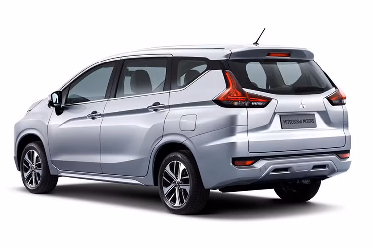 Trên đầu xe xuất hiện 3 tầng đèn khác nhau. Trên cùng là dải đèn LED định vị ban ngày trong khi vị trí giữa thuộc về đèn pha cỡ lớn. Dưới cùng là đèn sương mù hình tròn. Trong khi đó, phần đuôi xe của mẫu MPV này được thiết kế "bình thường" hơn với đèn hậu hình chữ L, và cánh gió mui tích hợp đèn phanh thứ 3.