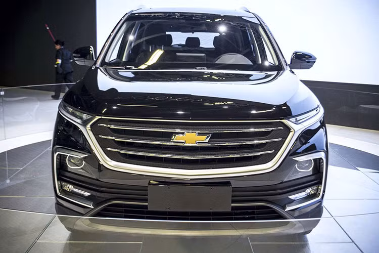 Phần đầu Chevrolet Captiva 2019 xuất hiện nhiều chi tiết mạ crôm như viền lưới tản nhiệt và hốc đèn sương mù. Trong khi đó, cụm đèn pha được thiết kế thanh mảnh dạng "mắt híp", nối liền với lưới tản nhiệt. Vòng ra phía sau, bạn sẽ thấy thiết kế đuôi xe được bê nguyên từ Baojun 530 sang Chevrolet Captiva 2019, chỉ khác ở logo nhà sản xuất.