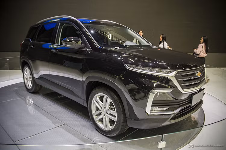 Cuối cùng là những trang bị an toàn như cân bằng điện tử, kiểm soát lực kéo, hỗ trợ khởi hành ngang dốc, hệ thống chống bó cứng phanh ABS, phân bổ lực phanh điện tử và cảm biến đỗ xe trước/sau. Hiện giá xe Chevrolet Captiva 2019 vẫn chưa được công bố. Những đối thủ của xe bao gồm; Toyota Fortuner, Ford Everest hay Mitsubishi Pajero Sport. 