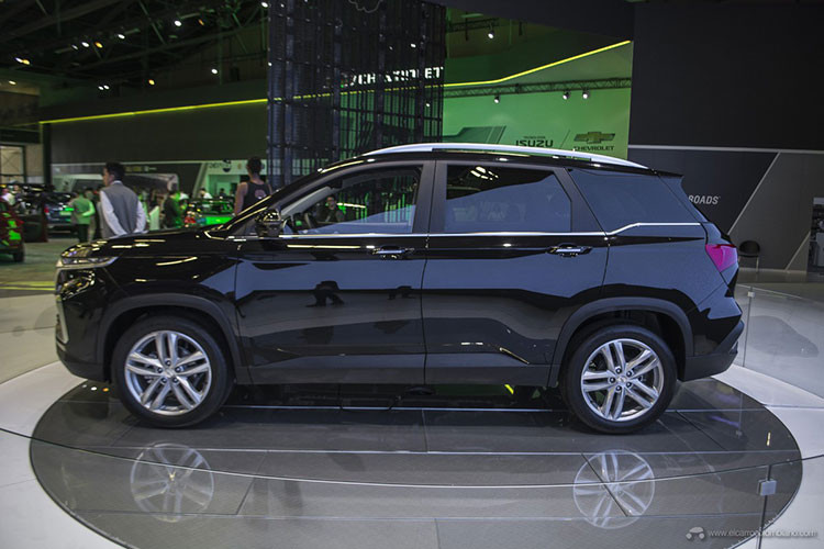 Tương tự Baojun 530, Chevrolet Captiva 2019 cũng sở hữu chiều dài 4.655 mm, rộng 1.835 mm, cao 1.760 mm và chiều dài cơ sở 2.750 mm. Ngay cả ngoại hình của Chevrolet Captiva 2019 cũng giống hệt Baojun 530, được thể hiện qua thiết kế đầu xe, cản trước và lưới tản nhiệt.