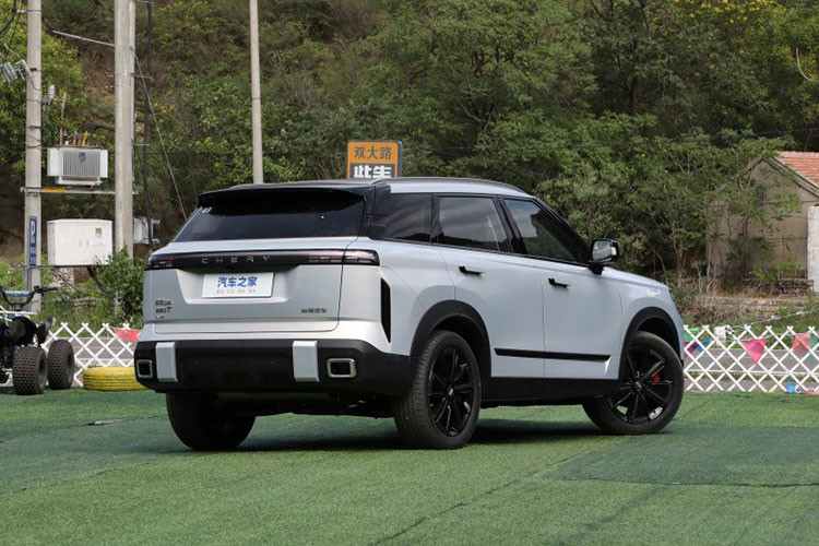 Giá xe Chery Exploration 06 trước của phiên bản dẫn động 4 bánh là 132.900 nhân dân tệ đến 145.900 nhân dân tệ (khoảng 429 triệu đồng và 471 triệu đồng).