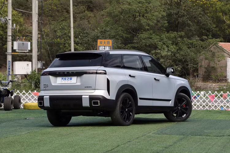 Giá xe Chery Exploration 06 trước của phiên bản dẫn động 4 bánh là 132.900 nhân dân tệ đến 145.900 nhân dân tệ (khoảng 429 triệu đồng và 471 triệu đồng).