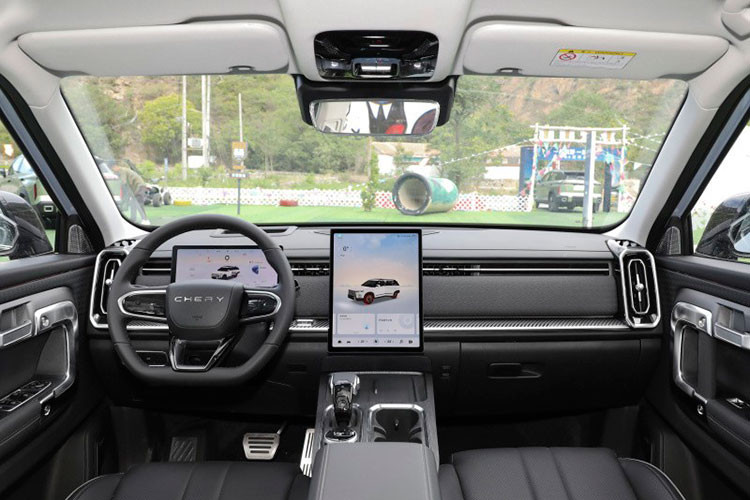 Về kích thước thân xe, chiều dài, rộng và cao của xe lần lượt là 4538/1898/1680mm, chiều dài cơ sở 2672mm. Góc tiếp cận của chiếc xe mới là 21 độ, góc thoát 29 độ, khoảng sáng gầm xe tối thiểu 200mm, có thể bình tĩnh xử lý các điều kiện địa hình đơn giản.