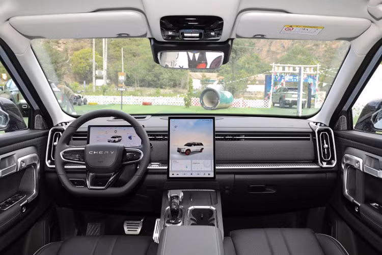 Về kích thước thân xe, chiều dài, rộng và cao của xe lần lượt là 4538/1898/1680mm, chiều dài cơ sở 2672mm. Góc tiếp cận của chiếc xe mới là 21 độ, góc thoát 29 độ, khoảng sáng gầm xe tối thiểu 200mm, có thể bình tĩnh xử lý các điều kiện địa hình đơn giản.