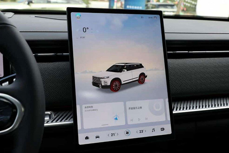 Toàn bộ nội thất của nó áp dụng phong cách thiết kế thẳng và cứng cáp, đồng thời được trang bị màn hình LCD điều khiển trung tâm 13,2 inch thẳng đứng, bảng đồng hồ LCD hoàn toàn và cần số độc đáo, trông đầy công nghệ.