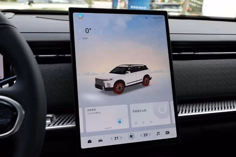 Toàn bộ nội thất của nó áp dụng phong cách thiết kế thẳng và cứng cáp, đồng thời được trang bị màn hình LCD điều khiển trung tâm 13,2 inch thẳng đứng, bảng đồng hồ LCD hoàn toàn và cần số độc đáo, trông đầy công nghệ.