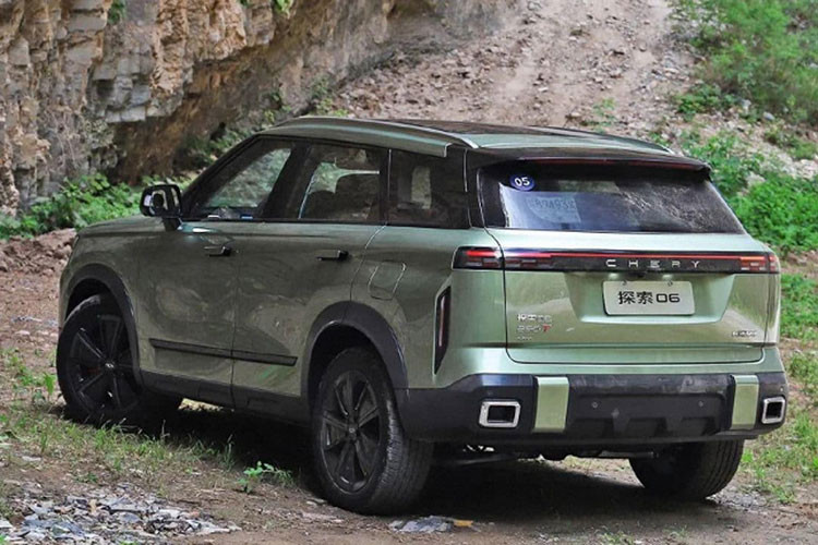 Đuôi xe sử dụng đèn hậu kiểu xuyên thấu, hình khảm đỏ trắng rất độc đáo, ăn nhập với đèn chạy ban ngày phía trước. Viền dưới được trang trí bằng crôm cùng màu với thân xe trông rất năng động, ống xả thiết kế ẩn.