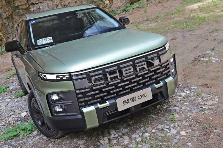 Về ngoại hình, chiếc xe SUV Chery Exploration 06 trông cứng cáp hơn, lưới tản nhiệt lớn màu xám trông rất độc đoán. Logo của hãng có kích thước khá lớn, phù hợp với đèn chạy ban ngày dài và hẹp ở cả hai bên, khiến tổng thể rất dễ nhận biết. Chiếc xe mới sử dụng cụm đèn pha tách rời, đèn pha nằm ở hai bên mặt trước.