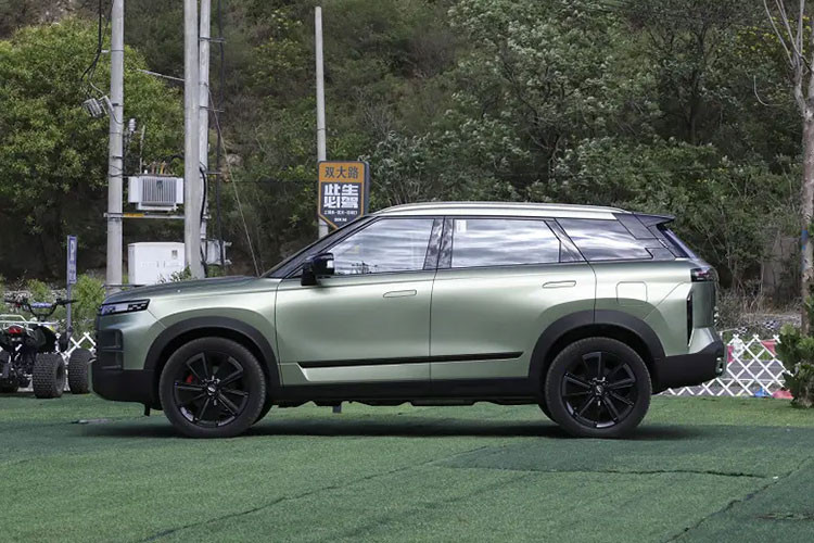 Hiện tại 1 số thông tin cho biết, Jaecoo đã được lên lịch ra mắt và bán vào cuối năm nay tại Việt Nam. Giá xe Chery Exploration 06 ở Trung Quốc sử dụng động cơ xăng sẽ có sự khác nhau, ở phiên bản dẫn động 2 bánh, xe có giá sẽ là từ 129.900 nhân dân tệ (tương đương 419 triệu đồng).