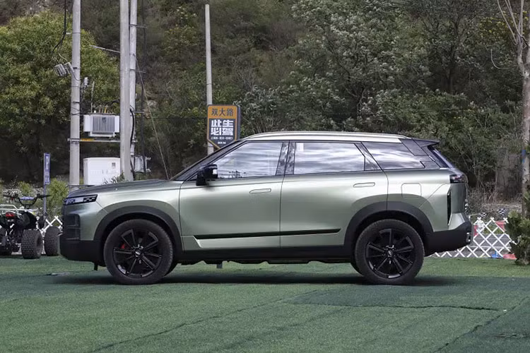 Hiện tại 1 số thông tin cho biết, Jaecoo đã được lên lịch ra mắt và bán vào cuối năm nay tại Việt Nam. Giá xe Chery Exploration 06 ở Trung Quốc sử dụng động cơ xăng sẽ có sự khác nhau, ở phiên bản dẫn động 2 bánh, xe có giá sẽ là từ 129.900 nhân dân tệ (tương đương 419 triệu đồng).