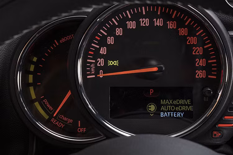 Hệ động cơ công nghệ TwinPower Turbo của MINI cùng với 2 động cơ điện giúp chiếc xe có khả năng tăng tốc nhanh (từ 0-100km/h trong 6,8s) đồng thời cải thiện khả năng vận hành trên những điều kiện địa hình khó khăn như đường cát sỏi hay trên nền đường tuyết.