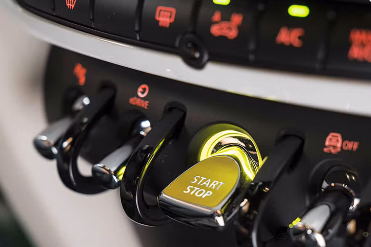 MINI Cooper S E Countryman ALL4 còn hấp dẫn khách hàng hơn nhờ những tính năng vận hành linh hoạt và khả năng tiết kiệm nhiên liệu. Chiếc xe trang bị động cơ lai của MINI vận hành không qúa ồn ào, nhanh nhẹn đúng chất đặc trưng của xe MINI nhỏ gọn, tiết kiệm nhiên liệu và thân thiện với môi trường.