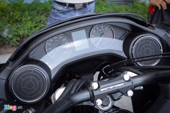 Cụm đồng hồ hiển thị cũng thiết kế theo phong cách như trên một chiếc ôtô, kết hợp 2 đồng hồ analog và màn hình điện tử nhỏ. CTX1300 trang bị hệ thống phát nhạc thông qua kết nối Bluetooth với các thiết bị cầm tay hoặc cắm qua cổng USB.