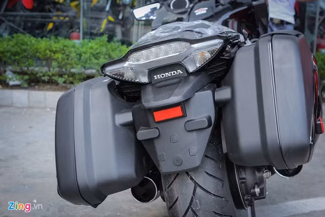 Cụm đèn hậu thiết kế to, dùng bóng LED toàn bộ