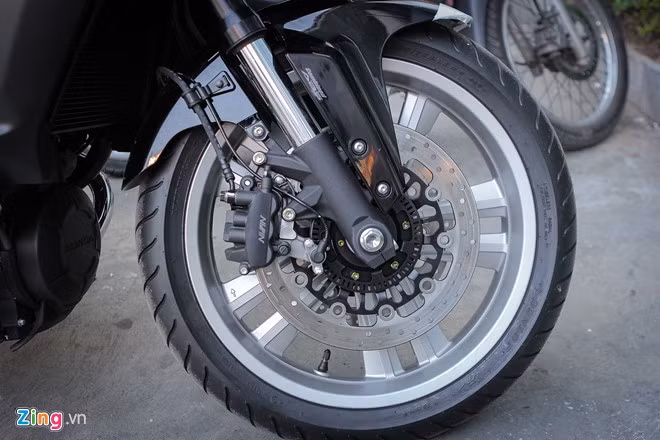 CTX1300 sử dụng phanh đĩa đôi, đường kính 310 mm phía trước, tích hợp chống bó cứng ABS và phanh kết hợp CBS. Vành xe hợp kim 5 chấu kép, đường kính 17 inch. Giảm xóc trước hành trình ngược, đường kính 45 mm.