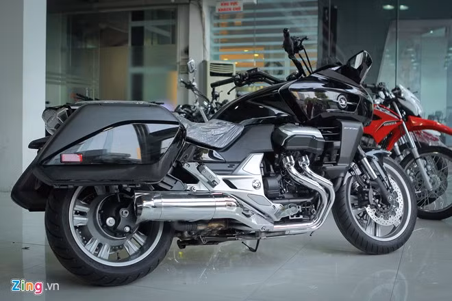 Kiểu dáng tổng thể của CTX1300 có nét tương đồng với một số mẫu xe đường trường khác của Honda. CTX1300 sở hữu trục cơ sở dài 1.635 mm. Trọng lượng xe ở mức 333 kg.