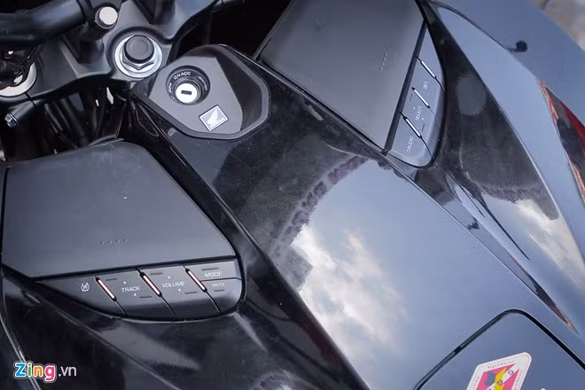 Các nút bấm điều khiển cho hệ thống giải trí được bố trí ngay phía trước người điều khiển. Ngoài ra, 2 ngăn chứa đồ nhỏ phía trước cũng khá tiện ích khi được bố trí sẵn cổng USB có thể dùng để kết nối máy chơi nhạc hoặc sạc các thiết bị cầm tay.