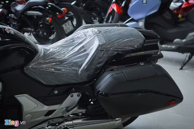 CTX1300 sở hữu thiết kế đuôi xe đặc trưng của những chiếc xe đường trường với yên xe thấp, tay lái rộng và cao. Đồng thời, chiếc xe này còn được gắn thêm 2 thùng đồ, tiện lợi cho những hành trình dài.