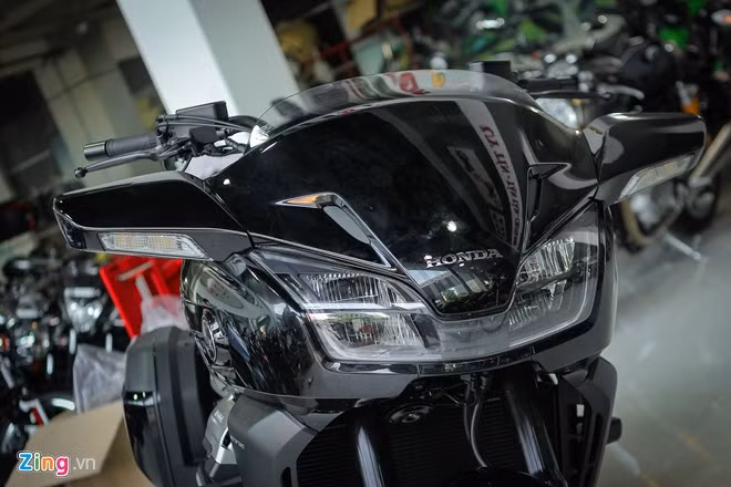 Honda trang bị cho mẫu xe đường trường này hệ thống đèn LED toàn bộ từ đèn pha, xi-nhan, đèn hậu cho đến đèn chạy ban ngày. Xi-nhan tích hợp trên gương chiếu hậu và có thể tự tắt khi người điều khiển trả lái thẳng, tương tự như trên ôtô. Phần đầu xe còn được trang bị kính chắn gió.