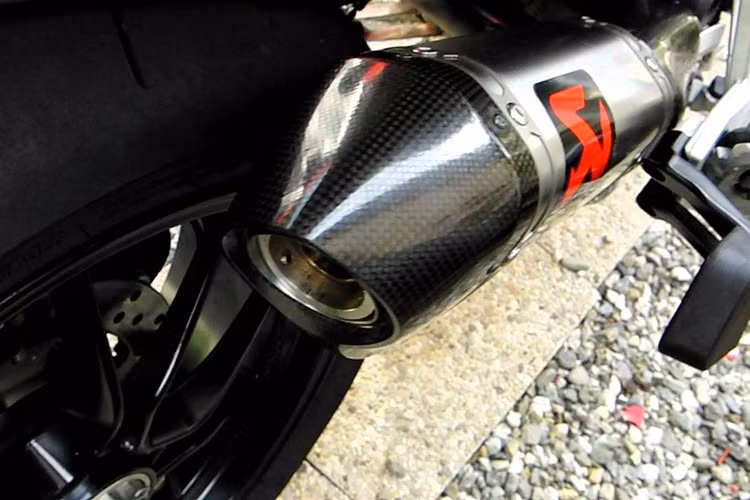 Giống như truyền thống, ống xả bằng titanium còn giúp tăng cường hiệu ứng âm thanh cho Multistrada bằng các cổng có cấu tạo đặc biệt.