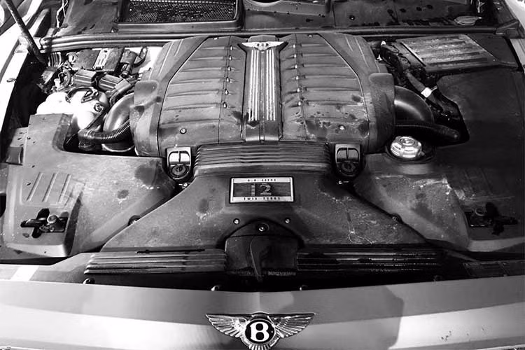 Siêu SUV Bentley Bentayga trang bị khối động cơ W12, tăng áp kép, dung tích 6.0 lít, sản sinh công suất tối đa 600 mã lực và mô-men xoắn cực đại 900 Nm. Cổ hút thường đặt ở giữa hai lớp thân xe, trên hốc bánh trước.