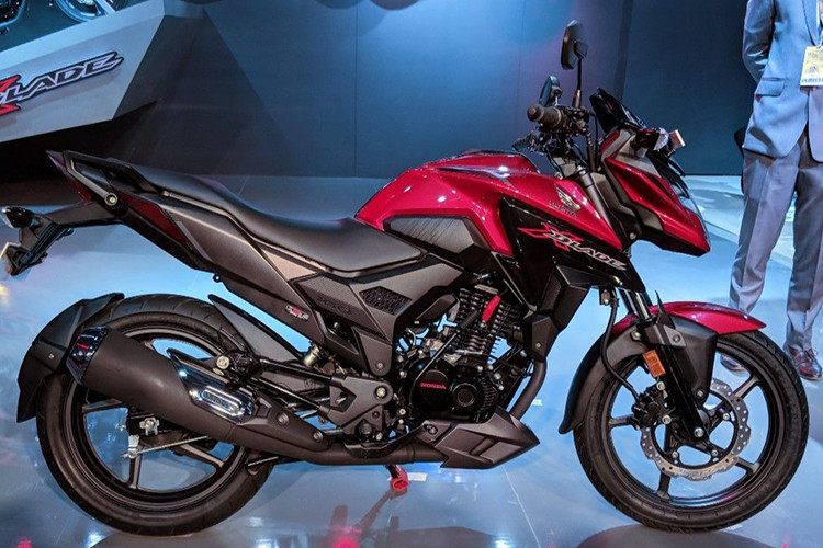 Về tổng thể, mẫu naked-bike X-Blade mới không thay đổi nhiều - nó vẫn được hãng Honda thiết kế hướng đến các khách hàng trẻ tuổi, xe có dáng hơi chồm ra trước tạo nét thể thao. Xe được tạo nên từ nhiều chi tiết được thiết kế liền mạch với kích thước tổng thể dài, rộng, cao lần lượt là 2.041mm x 783mm x 1.067mm.