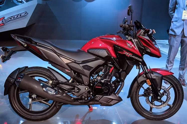 Về tổng thể, mẫu naked-bike X-Blade mới không thay đổi nhiều - nó vẫn được hãng Honda thiết kế hướng đến các khách hàng trẻ tuổi, xe có dáng hơi chồm ra trước tạo nét thể thao. Xe được tạo nên từ nhiều chi tiết được thiết kế liền mạch với kích thước tổng thể dài, rộng, cao lần lượt là 2.041mm x 783mm x 1.067mm.