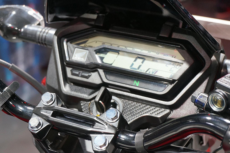 Xe sử dụng bảng đồng hồ full LCD được "bê nguyên" từ chiếc sportbike Honda CB150R sang, và có cả chế độ báo tới thời kỳ bảo dưỡng. Một số tính năng nổi bật khác của Honda X-Blade 160 gồm ống xả 2 buồng, đèn cảnh báo (hazard) và bộ xích với gioăng đặc biệt giữa các mắt, khiến tuổi thọ tăng lên gấp 1,6 lần so với xích thường.