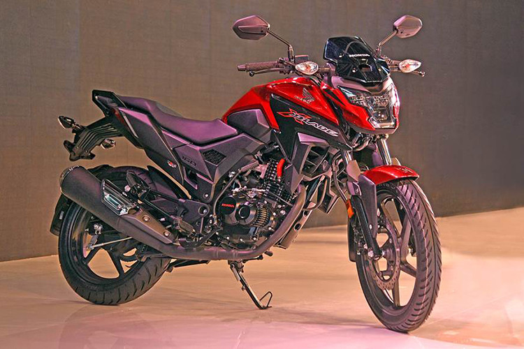Dự kiến Honda X-Blade 2018 mới sẽ có 5 phiên bản màu gồm xanh dương sần, xanh lá cây sần, bạc sần, đen bóng và đỏ bóng. Tại thị trường Ấn Độ, Honda X-Blade mới hiện đang cạnh tranh với các đối thủ như Suzuki Gixxer và Hero Xtreme 200R.