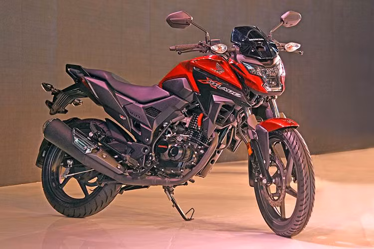 Dự kiến Honda X-Blade 2018 mới sẽ có 5 phiên bản màu gồm xanh dương sần, xanh lá cây sần, bạc sần, đen bóng và đỏ bóng. Tại thị trường Ấn Độ, Honda X-Blade mới hiện đang cạnh tranh với các đối thủ như Suzuki Gixxer và Hero Xtreme 200R.