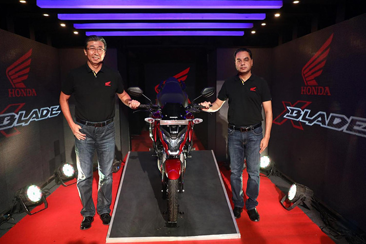 Thương hiệu xe máy Honda tại Ấn Độ vừa chính thức tung ra thị trường mẫu xe côn tay mới X-Blade với trang bị hệ thống chống bó cứng phanh ABS. So với bản tiêu chuẩn, phiên bản Honda X-Blade ABS mới ngoài hệ thống phanh an toàn còn được bổ sung một số trang bị như ốp gầm máy, ốp che phuộc và tem dán vành.