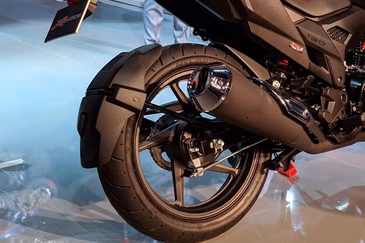 Trên phiên bản nâng cấp này, Honda X-Blade phiên bản 2108 sẽ được trang bị phanh đi kèm hệ thống chống bó cứng phanh ABS. Mẫu xe này cũng được định vị nằm giữa hai mẫu CB Unicorn 160 và CB Hornet 160.