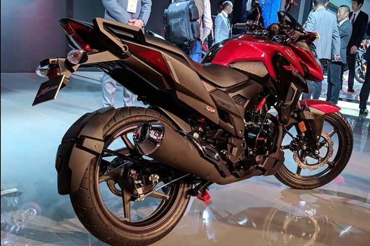 Giá xe Honda X-Blade mới với trang bị hệ thống chống bó cứng phanh ABS sẽ được bán ra từ 87.776 Rupee (tương đương 28,7 triệu đồng), phiên bản tiêu chuẩn không có ABS sẽ có giá thấp hơn, ở mức 79.768 Rupee (tương đương 26 triệu đồng) và được bán ra từ tháng 12/2018 này.