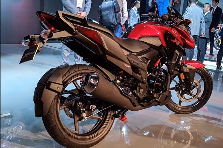 Giá xe Honda X-Blade mới với trang bị hệ thống chống bó cứng phanh ABS sẽ được bán ra từ 87.776 Rupee (tương đương 28,7 triệu đồng), phiên bản tiêu chuẩn không có ABS sẽ có giá thấp hơn, ở mức 79.768 Rupee (tương đương 26 triệu đồng) và được bán ra từ tháng 12/2018 này.