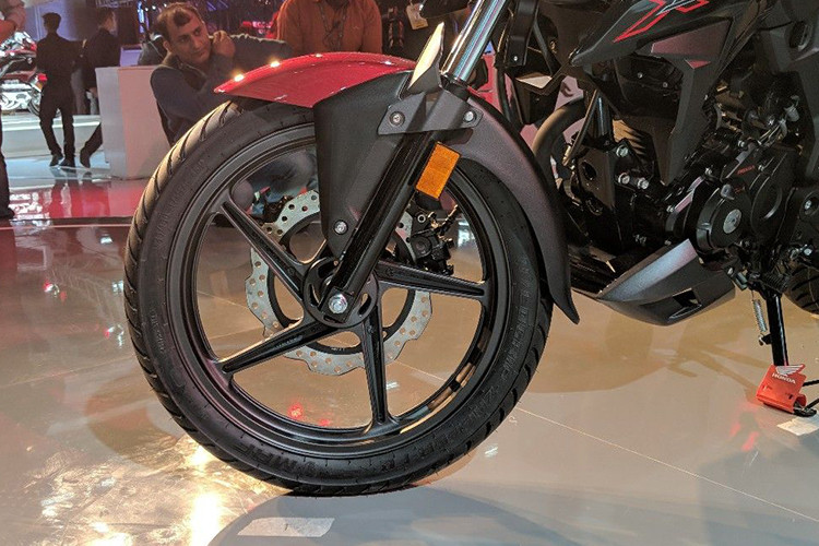 X-Blade sử dụng hệ thống treo gồm phuộc ống lồng ở trước và giảm xóc lò xo trụ đơn phía sau. Cùng với đó là bộ mâm 5 cánh xoắn với thiết kế thể thao, đều có đường kính 17 inch và sử dụng lốp không săm của hãng MRF. Lốp trước có bản rộng 80mm, trong khi lốp sau rộng tới 130mm.