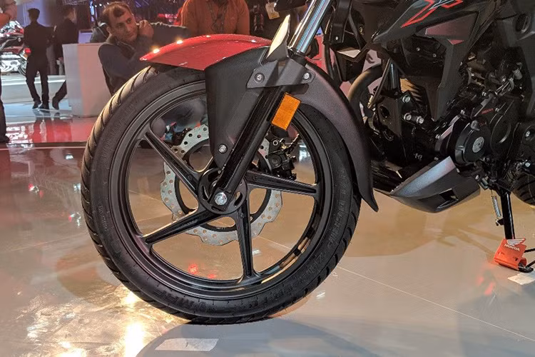 X-Blade sử dụng hệ thống treo gồm phuộc ống lồng ở trước và giảm xóc lò xo trụ đơn phía sau. Cùng với đó là bộ mâm 5 cánh xoắn với thiết kế thể thao, đều có đường kính 17 inch và sử dụng lốp không săm của hãng MRF. Lốp trước có bản rộng 80mm, trong khi lốp sau rộng tới 130mm.