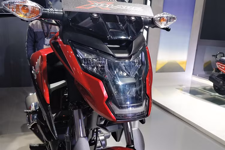 Ở phần đầu chiếc xe môtô giá rẻ Honda X-Blade này, cả hệ thống đèn pha và đèn hậu đều có dạng LED hiện đại. Riêng phần đầu còn được tạo hình như bộ mặt của một robot trong phim khoa học viễn tưởng - khá giống thiết kế được áp dụng cho "người anh em" Honda Sonic 150R, CB150R Streetfire hay MSX125 hiện tại.