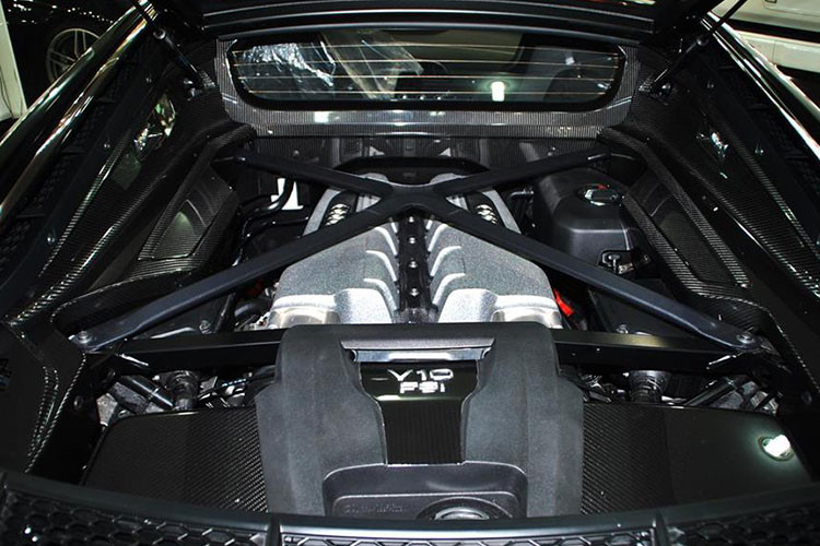 Audi R8 V10 Plus được trang bị khối động cơ V10, dung tích 5.2 lít, tương tự như phiên bản tiêu chuẩn, tuy nhiên, hãng Audi đã tinh chỉnh lại động cơ nhằm giúp siêu xe R8 V10 Plus đạt công suất tối đa 610 mã lực và mô-men xoắn cực đại 540 Nm. Động cơ kết hợp với hộp số ly hợp kép 7 cấp S-Tronic và hệ dẫn động 4 bánh toàn thời gian.