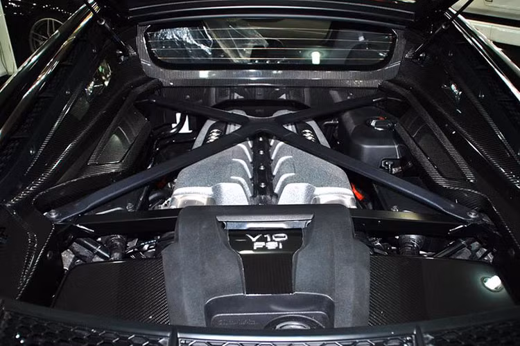 Audi R8 V10 Plus được trang bị khối động cơ V10, dung tích 5.2 lít, tương tự như phiên bản tiêu chuẩn, tuy nhiên, hãng Audi đã tinh chỉnh lại động cơ nhằm giúp siêu xe R8 V10 Plus đạt công suất tối đa 610 mã lực và mô-men xoắn cực đại 540 Nm. Động cơ kết hợp với hộp số ly hợp kép 7 cấp S-Tronic và hệ dẫn động 4 bánh toàn thời gian.