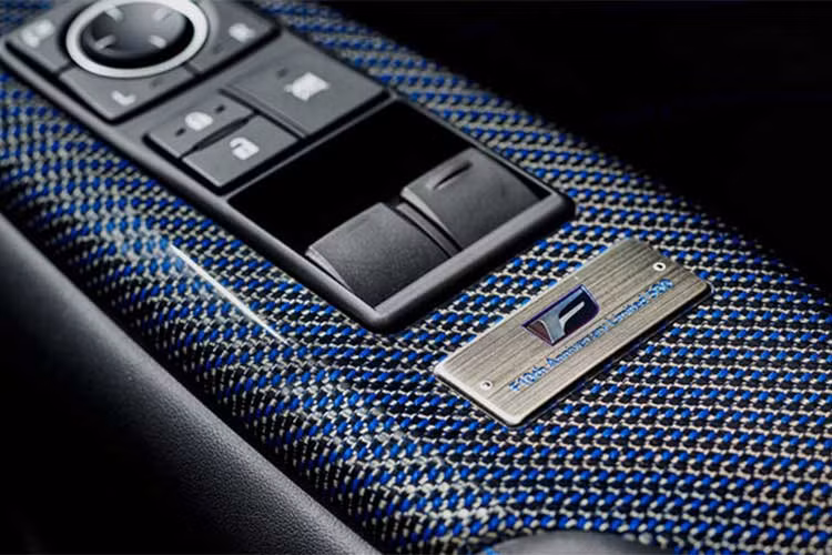 Cả hai phiên bản đặc biệt Lexus GS F và RC F đều được trang bị động cơ V8 2UR-GSE 5.0 hút khí tự nhiên, cho công suất tối đa 480 mã lực tại 7.100 vòng/phút và mô-men xoắn cực đại tại 4.800-5.600 vòng/phút, đi kèm hộp số tự động 8 cấp Sport Shift.