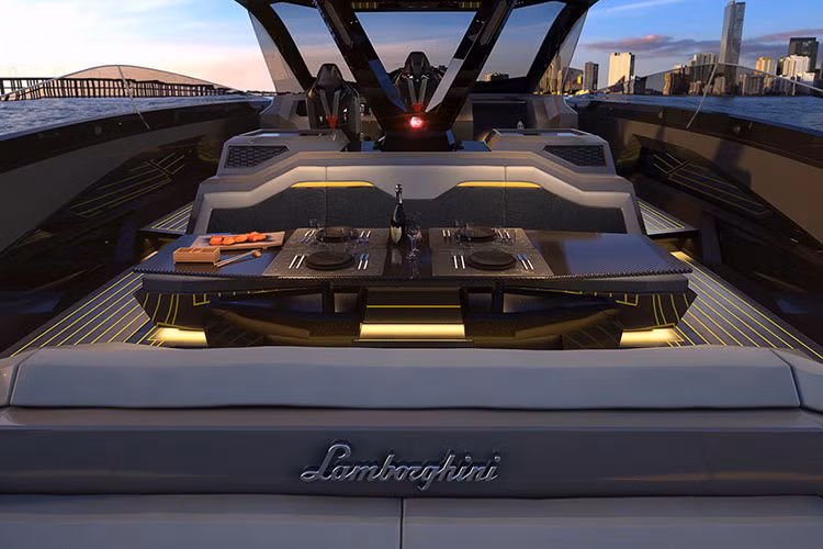 Bên trong siêu du thuyền Tecnomar Lamborghini 63, hình dạng, chất liệu và thậm chí cả thiết bị đo đạc cũng tái hiện một cách chính xác những gì được sử dụng trong quá trình chế tạo siêu xe Lamborghini.