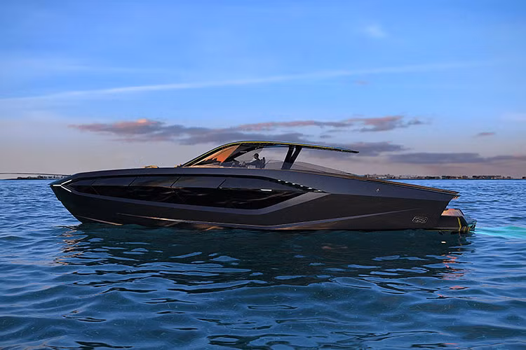 Công suất của tàu đến từ hai động cơ chạy dầu tăng áp kép MAN dung tích 24 lít, sản sinh tổng 3.945 mã lực. Để nạp nhiên liệu cho chúng, du thuyền có trang bị bể chứa dung tích 3.600 lít.