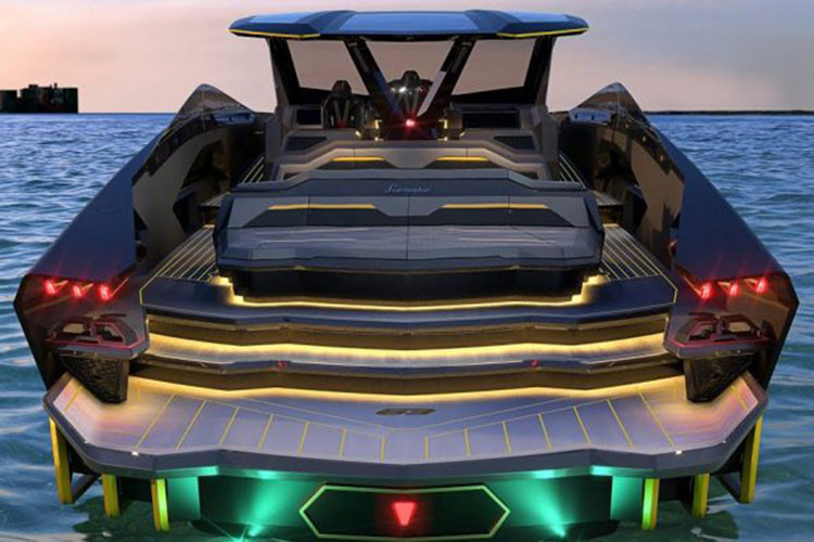 Nói đến chiều dài của con thuyền này – 63 feet (20,42 mét), trong khi chiều rộng là 5,4 mét, và trọng lượng là 24.000 kg. Ý tưởng đằng sau Lamborghini 63 là tạo ra một du thuyền sang trọng với hiệu suất thường thấy ở những chiếc thuyền nhỏ hơn.