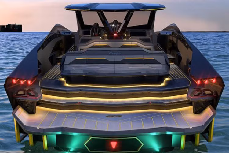 Nói đến chiều dài của con thuyền này – 63 feet (20,42 mét), trong khi chiều rộng là 5,4 mét, và trọng lượng là 24.000 kg. Ý tưởng đằng sau Lamborghini 63 là tạo ra một du thuyền sang trọng với hiệu suất thường thấy ở những chiếc thuyền nhỏ hơn.